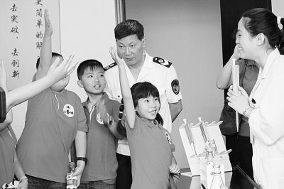 小朋友们争先恐后地要求参与做实验。宗晓斌 摄