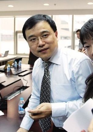 图为2012年5月7日，王亚伟在离职发布会现场