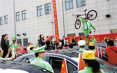 昨日，陈光标在换车现场唱歌并登上车顶表演。新京报记者 浦峰 摄