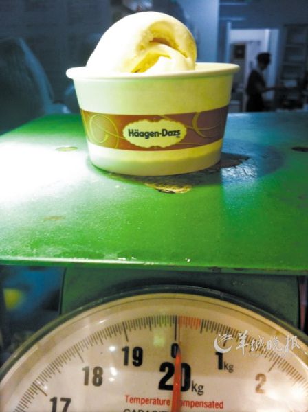 　　羊城晚报记者在一家哈根达斯门店购买的单球冰淇淋现场称重显示只有70克左右，未达到其声称的90克 羊城晚报记者 孙晶 摄