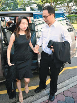 图片说明：黄文艺在其太太的陪同下出席。