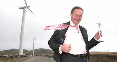 风中的新西兰总理领带飞扬。（网络图片）