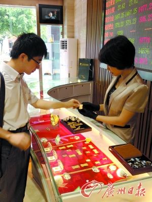 市民在购买金饰。