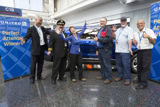 美联航在芝加哥奥海尔国际机场为获得全勤奖励的11名员工举办庆祝活动，获奖员工在当周周末每人获赠一辆全新福特汽车。