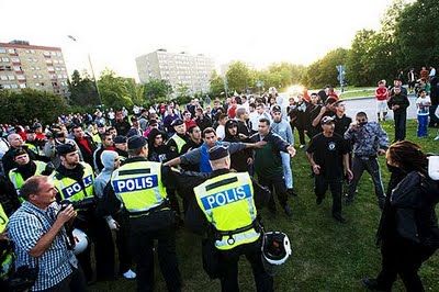 瑞典第三大城市，位于瑞典南方的马尔默是瑞典移民重镇，图为玫瑰园区的移民示威。