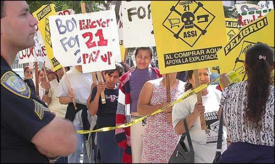 劳工部称自2008年以来，调查员就已经发现Forever21的数十家供应商有“血汗工厂”的嫌疑，而此次对劳工部传票的置之不理，让其地区主管十分“失望”。