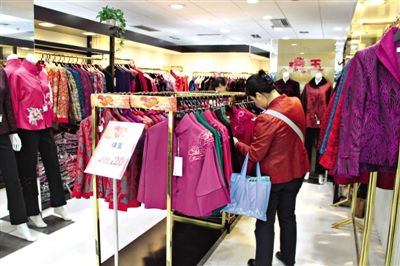 不少中老年人喜欢旗袍和对襟的中式服装，因为这类服装比较能修饰身材。