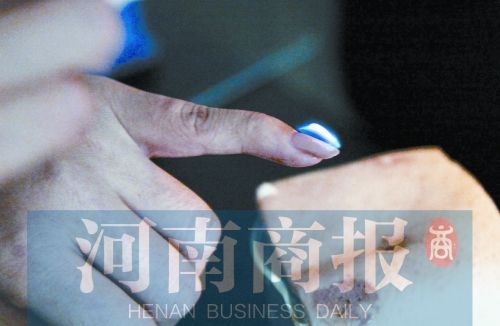 记者将指甲油涂在指甲上，靠近火焰时被引燃了