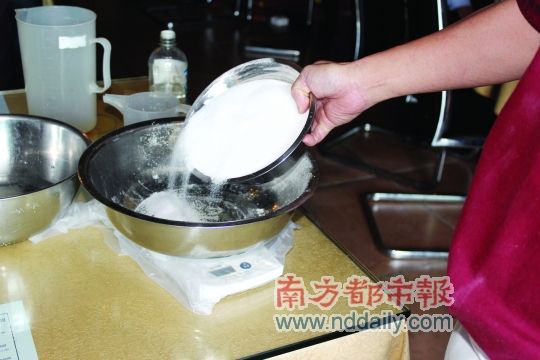 1.将食用盐和砂糖加入水中，并搅匀。
