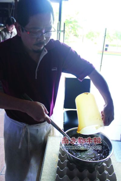 2 。将氢氧化钠溶液加入已搅拌好的液体中搅匀。