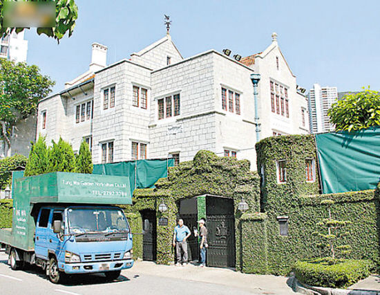 工作人员用帆布围起霍家大宅