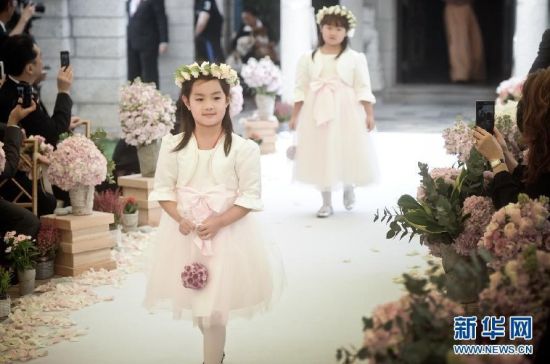 11月8日，郭晶晶与霍启刚在位于香港的霍家大宅举行注册结婚仪式，包括亲属在内的百余名宾客现场见证了两人的幸福时刻。这是小花童在婚礼仪式上。