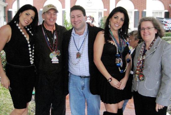 　　左至右：吉尔凯利的双胞胎姐妹，CIA原局长大卫-彼得雷乌斯，吉尔凯利的丈夫斯科特-凯利，吉尔凯利，彼得雷乌斯的妻子霍莉。（图片来源：今日美国）