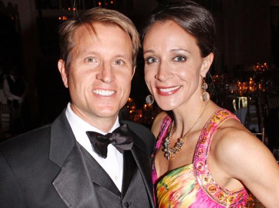 　　与CIA原局长彼得雷乌斯有婚外情的传记女作家保拉和丈夫斯科特Scott Broadwell