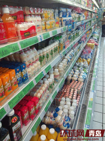 　　奶制品与乳酸饮料摆放在一起销售