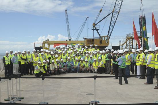 2010年商务部副部长蒋耀平与60多名中国企业家参观预计建厂的阿苏港。(图片来源：www.llx.com.br)