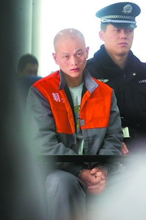 冒充警察的彭发荣被警察押审