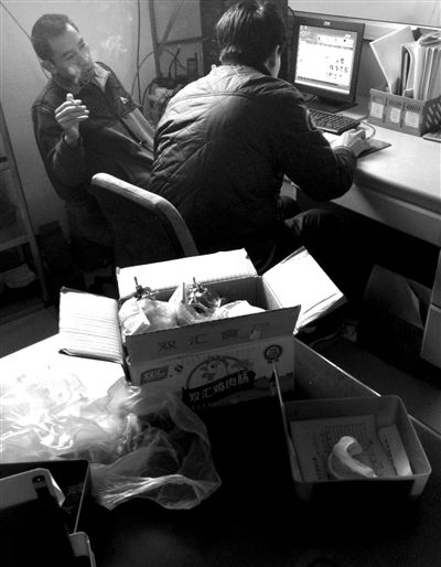 　　11月16日，通州区宋庄镇，精佳艺义齿加工中心，制作好的假牙被装进一个装火腿肠的纸箱，等待送往诊所和医院。