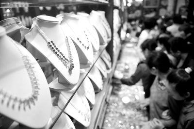 　图为顾客在广西梧州市宝石城选购人工宝石饰物。黄孝邦 摄