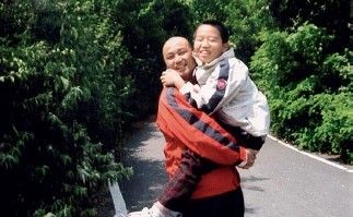 难得的父子嬉戏