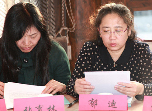 (行业专家代表张育林、郁迪正在审阅候选企业资料)