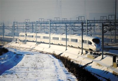 12月1日，我国自主研制的第一款高寒动车组——CRH380B准备驶离哈尔滨西站。新华社记者 王建威 摄