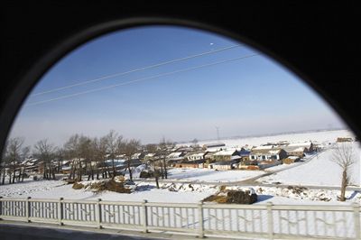 　　乘车 窗内窗外两重天 当天，哈尔滨室外温度达到了零下20℃，车厢内却十分温暖。通过查看温度计，发现车内超过20℃。