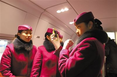 　　服务 动姐美丽“冻人” 9时，列车驶出车站，多保持在194公里的时速运行。列车上为乘客服务的“动姐”们，“美丽冻人”。