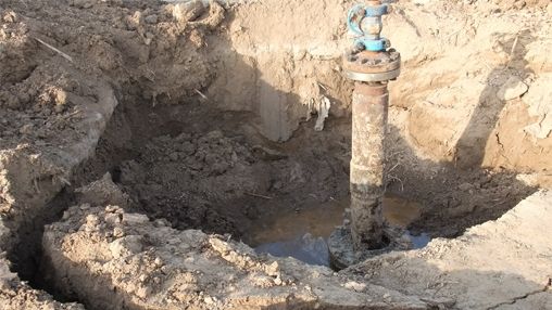 　　山东滨州井喷现场：事发井口已被处理等待复采