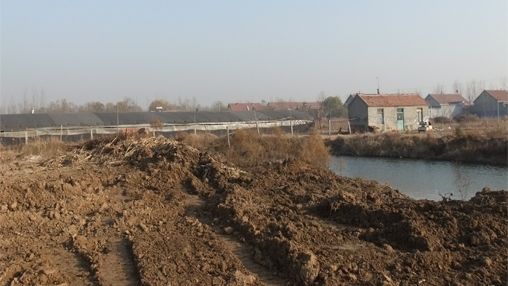 山东滨州井喷现场：事发井距村民永久房屋距离