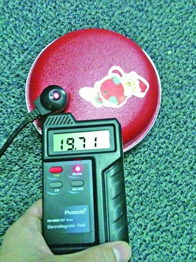 网购测试仪显示电热饼严重超标。