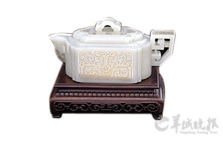 白玉错金饕餮纹方形倭角壶