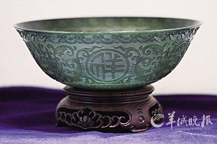 青玉莲花緾枝纹薄胎碗