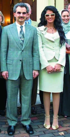 现年57岁的沙特王子阿尔瓦利德和第二任妻子，29岁的阿米拉王妃。(图片来源：信息时报)
