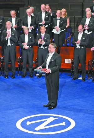 10日，中国作家莫言身着燕尾服在瑞典领取诺贝尔文学奖。