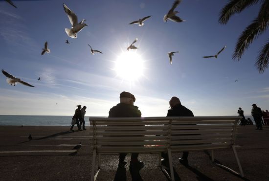 　　荷兰从20世纪初就着手建设社会保险制度，二战后“婴儿潮”时期也密集出台了大量养老保险金制度的法律法规。整套体系的出发点是保证人们在退休时能拿到最后月工资或平均税前工资的70%。