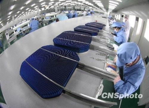 　　无锡尚德决定暂停在无锡地区部分电池工厂的生产，涉及调整员工1500人。天合光能也宣布在1850名管理员工中实施裁员。资料图。