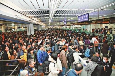 水客多选择客流高峰时段走货，图为深圳口岸客流如潮