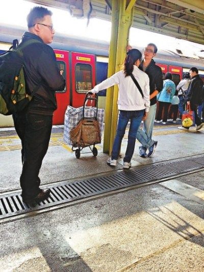 在香港粉岭站，水客头冬姐与水客正在接头