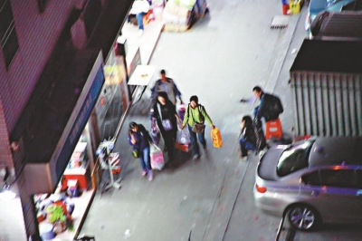 9日晚上7点，第一批水客团伙成员运走水货