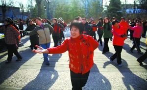 来自东城区的退休人员一起跳广场舞。