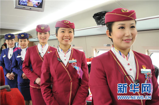 　　图为京广高铁漂亮的“高姐”，穿红色衣服的为乘服员，穿紫色衣服的餐服员。一趟16节车厢的列车乘服员和餐服员的人数为“一长五”，即一位列车长，五位服务人员。据了解，“高姐”平均年龄23岁，身高165米以上，大专文化水平，相貌较好。黄玥 摄