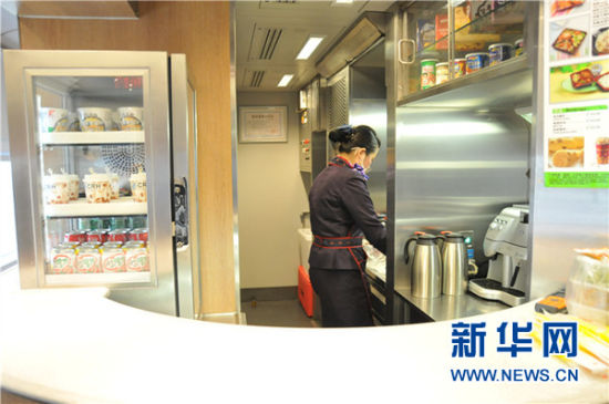 　图为G84次列车餐车车厢开放式厨房。黄玥 摄