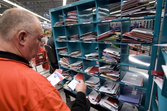 　　荷兰人送礼最关键的一条是礼物要够“轻”，即绝对要控制价格上限。