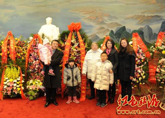 李敏(中)和女儿孔东梅(右二)、女婿陈东升(左一)以及孩子们，在毛主席塑像前合影留念。(中红网红色图库)