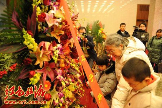 李敏向父亲敬献花篮。(中红网红色图库)
