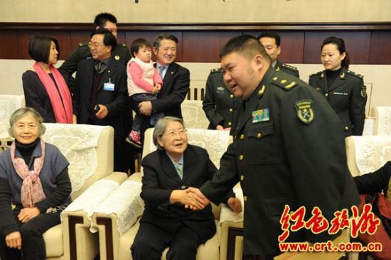 毛泽东之孙毛新宇(右)和姑姑李敏(中)亲切握手。(中红网红色图库)