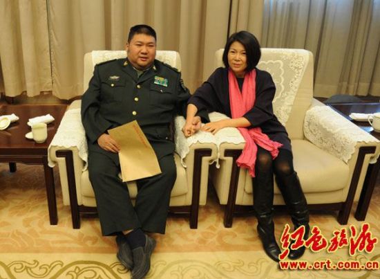 毛泽东之孙毛新宇(左)和毛泽东外孙女孔东梅(右)在一起亲切交谈。(中红网红色图库)