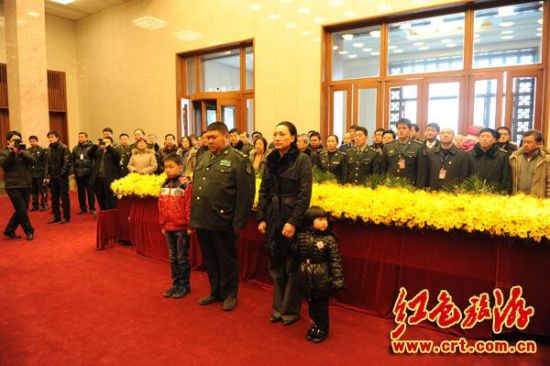 毛泽东之孙毛新宇、夫人刘滨和两个孩子，2012年12月26日上午来到毛主席纪念堂。(中红网红色图库)