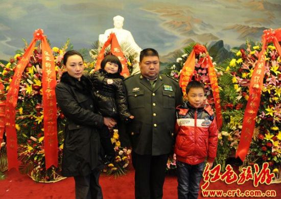 毛泽东之孙毛新宇、夫人刘滨和两个孩子，在毛主席塑像前合影留念。(中红网红色图库)